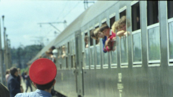Wyjazd harcerzy na wakacje do NRD: odjazd z dworca kolejowego Warszawa Gdańska. Warszawa, 07.1984. Fot. PAP/T. Prażmowski
