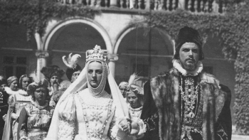 Jadwiga Smosarska jako Barbara Radziwiłłówna i Witold Zacharewicz jako Zygmunt August w jednej ze scen filmu „Barbara Radziwiłłówna”. Fot. NAC