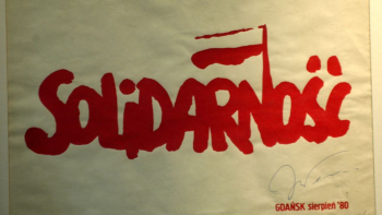 Historyczny pierwszy plakat z logo „Solidarności”. Fot. PAP/S. Kraszewski