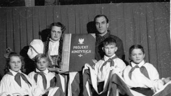 Uczniowie popularyzują projekt ustawy zasadniczej w programie „Co mi daje Konstytucja”. Szczecin, 02.1952. Fot. PAP/CAF/Podolski