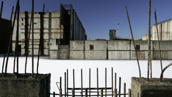 Ruiny elektrowni jądrowej w Żarnowcu. Budowę obiektu rozpoczęto w 1982 roku, prace przerwano w 1990 roku. 2010 r. Fot. PAP/A. Warżawa