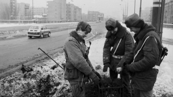 Stan wojenny: posterunek milicji na Moście Poniatowskiego. Warszawa, 01.1982. Fot. PAP/CAF/W. Frelek