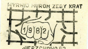 Poczta internowanych – Wierzchowo Pomorskie. Stempel przedstawiający pięść przebijającą kraty oraz napis: "Wyrwij murom zęby krat Wierzchowo 82". Źródło: IPN