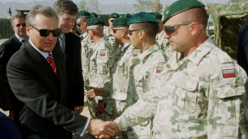 Prezydent Aleksander Kwaśniewski (z lewej) i minister obrony Jerzy Szmajdziński (w środku) spotkali się z polskimi żołnierzami w bazie wojskowej Bagram koło Kabulu. 10.2002. Fot. PAP/J. Bednarczyk