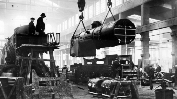 Montaż parowozów Tr21 - opuszczanie kotła parowego na ostoję za pomocą dźwigu. Na kotle oznaczenie Fabryki Kotłów Parowych W. Fitzner i K. Gamper w Sosnowcu. Fot. NAC