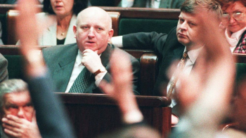 Sejm uchwalił ustawę lustracyjną: posłowie SLD przyglądają się, jak w tej sprawie głosuje opozycja. 11.04.1997. Fot. PAP/CAF/R. Pietruszka