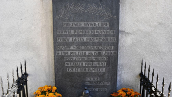 Tablica upamiętniająca miejsce straceń Żydów z przemyskiego getta. Fot. PAP/D. Delmanowicz