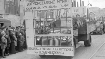 Pochód pierwszomajowy: ciężarówka z planszą propagandową Centralnego Zarządu Energetyki. Warszawa, 1947 r. Fot. PAP/CAF