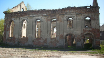 Ruiny synagogi w Działoszycach. Fot. Pey. Źródło: Wikimedia Commons