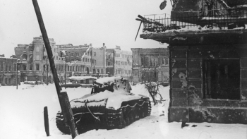 Zniszczony sowiecki czołg KW-1 wśród ruin Stalingradu. 01.1943. Fot. NAC