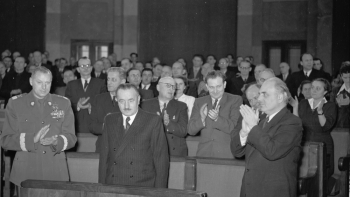 Oklaski dla nowo wybranego prezesa Rady Ministrów Bolesława Bieruta. Warszawa, 20.11.1952. Fot. PAP/CAF/J. Baranowski