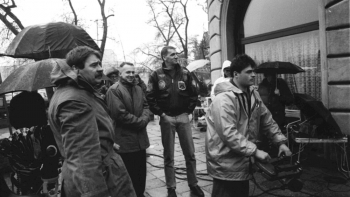 Plan filmu „Psy”: odtwórca głównej roli Bogusław Linda (drugi z lewej) obok reżyser Władysław Pasikowski /P/. Fot. PAP/W. Rozmysłowicz