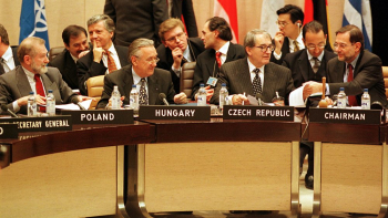 Szefowie dyplomacji 16 państw NATO podpisali w Brukseli protokoły o przystąpieniu Polski, Czech i Węgier do Traktatu Północnoatlantyckiego (NATO). 16.12.1997. Fot. PAP/CAF/EPA