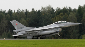 Uroczystości przyjęcia samolotu wielozadaniowego F-16 przez 32. Bazę Lotniczą w Łasku.  03.10.2008. Fot. PAP/G. Michałowski