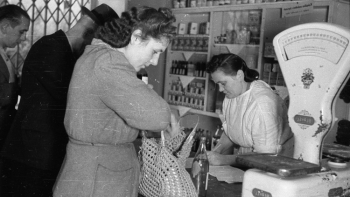 Zakupy w sklepie spożywczym. 1948 r. Fot. PAP/CAF