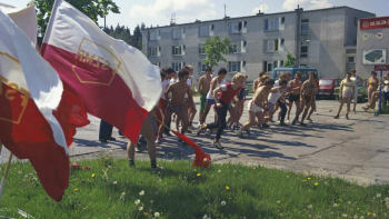Międzynarodowy Obóz Młodzieżowy Malinka '80, zorganizowany nad jeziorem Nidzkim przez Federację Socjalistycznych Związków Młodzieży Polskiej (FSZM). Fot. PAP/G. Rogiński