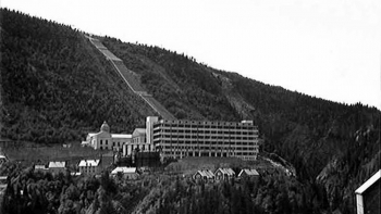 Fabryka Norsk Hydro w Vemork. 1935 r. Fot. Anders Beer Wilse. Źródło: Wikimedia Commons
