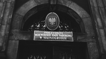 Nowe tablice na gmachach publicznych w Katowicach, które po śmierci Stalina przemianowano na Stalinogród. Fot. PAP/K. Seko