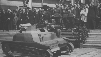 Przekazanie wojsku 10 tankietek TKS, ufundowanych przez pracowników Państwowych Zakładów Inżynierii - defilada. 1938 r. Fot. NAC