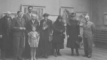 Wystawa obrazów artysty malarza Jana Hrynkowskiego w poznańskim Salonie 35. Widoczny m.in. artysta malarz Wacław Taranczewski (3. z lewej). 1939 r. Fot. NAC