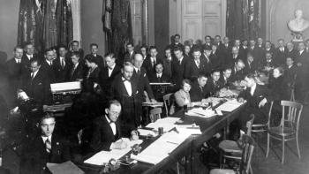Obliczanie wyników wyborów do Sejmu w okręgowej komisji wyborczej w Warszawie. 1928 r. Fot. NAC