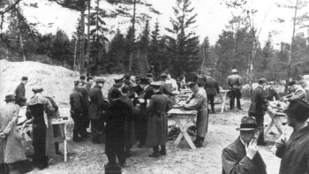 Katyń, 1943 r. Obdukcja zwłok polskich oficerów zamordowanych w Katyniu w 1940 r. Fot. PAP/CAF/Reprodukcja