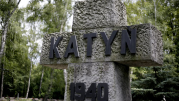 Pomnik ofiar Katyń 1940 na Cmentarzu Wojskowym na Powązkach w Warszawie. Fot. PAP/L. Szymański