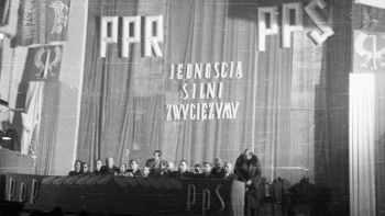 Kierownictwa PPR i PPS debatują na temat zjednoczenia obu partii: w tle plakat określający kierunek działania "Jednością silni zwyciężymy". Warszawa, 12.1946 r. Fot. PAP/CAF/S. Dąbrowiecki