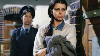 Aktorki Katarzyna Skolimowska jako strażniczka (L) i Elżbieta Zającówna jako Ala Krawiec (P) podczas zdjęć do filmu „Nadzór”. Fot. PAP/Afa Pixx/K. Wellman