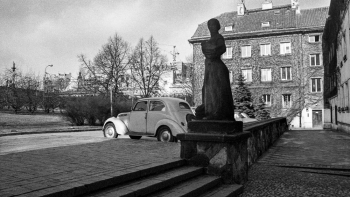 Kolonia Mieszkaniowa Mariensztat: rzeźba Przekupka z 1949 roku Barbary Zbrożyny. Fot. PAP/Afa Pixx/I. Komar