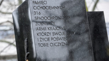 Pomnik Cichociemnych Spadochroniarzy AK przy ul. Matejki w Warszawie. Fot. PAP/M. Obara