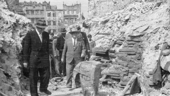 Delegacja United Nations Relief and Rehabilitation Administration (UNRRA) ogląda ruiny rynku Starego Miasta. Warszawa, 1946 r. Fot. PAP/S. Dąbrowiecki