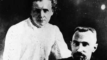 Maria Skłodowska-Curie z mężem Piotrem Curie. Fot. PAP/CAF/Reprodukcja/W. Rozmysłowicz
