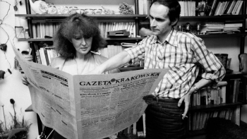 Dziennikarz, reżyser dokumentalny Maciej Szumowski w domu, z żoną pisarką Dorotą Terakowską. Warszawa, 1981 r. Fot. PAP/W. Rozmysłowicz