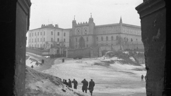 Zwolnienie więźniów z więzienia na zamku po ogłoszeniu amnestii 22 lutego 1947 r. Fot. PAP/J. Baranowski