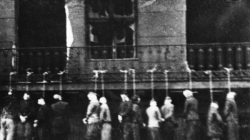 Niemcy publicznie powiesili 27 więźniów Pawiaka na balkonach spalonych kamienic przy ul. Leszno 52 i 54. Zdjęcie wykonane potajemnie z okna przejeżdżającego tramwaju. Warszawa, 11.02.1944. Fot. PAP/Archiwum