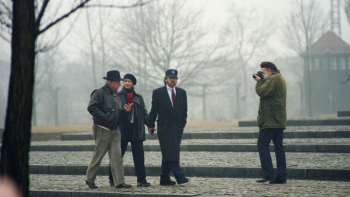 Steven Spielberg przyleciał do Krakowa na polską premierę filmu „Lista Schindlera”. Amerykański reżyser z żoną aktorką Cate Capshaw (2L) przy ruinach krematorium na terenie niemieckiego nazistowskiego obozu koncentracyjnego i zagłady Auschwitz-Birkenau. Fot. PAP/J. Bednarczyk