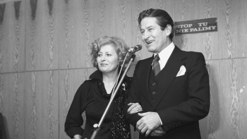 Aktor Ryszard Barycz (P) i piosenkarka Stenia Kozłowska. Lata 80. Fot. PAP/M. Belina Brzozowski
