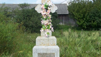Pomnik Polaków zamordowanych w Palikrowach. Źródło: Wikimedia Commons