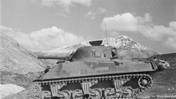 Nowozelandzki czołg Sherman. Cassino, marzec 1944 r. Źródło: Wikimedia Commons