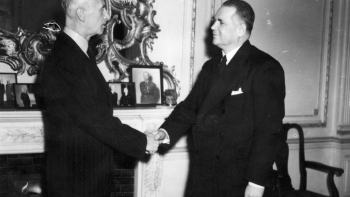 Wizyta prezesa Kongresu Polonii Amerykańskiej Karola Rozmarka (P) w Londynie: spotkanie z prezydentem RP Władysławem Raczkiewiczem. 1945 r. Fot. NAC