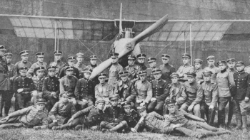 Personel Krakowskiej Szkoły Pilotów. Maj 1919 r. Źródło: Wikimedia Commons