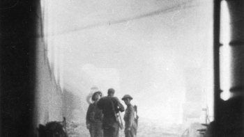 Żołnierze w ruinach opactwa na szczycie Monte Cassino. 05.1944. Fot. NAC