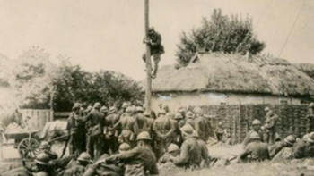5 kompania 1 pułku Piechoty Legionów zakłada podsłuch telefoniczny. Boryspol. 06.1920. Źródło: CAW