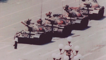 Zdjęcie z czerwca 1989 r. z demonstracji w Pekinie: "Bohater z Tiananmen", który zdołał powstrzymać kolumnę czołgów chińskiej armii w czasie demonstracji prodemokratycznej w 1989 r. w Pekinie. Fot. PAP/CAF/EPA