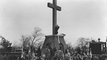 Pionki. Odsłonięcie pomnika ku czci legionistów poległych w 1914 r. w bitwie pod Laskami. 1933 r. Fot. NAC