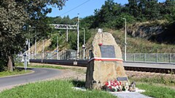 Obelisk w Barwałdzie Średnim upamietniający ofiary katastrofy kolejowej z 1944 r., fot. domena publiczna