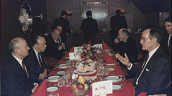 Szczyt Maltański, spotkanie Michaiła Gorbaczowa i George`a Busha 2-3 grudnia 1989, fot. Wikipedia