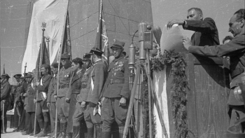 Uroczystość odsłonięcia Pomnika Bohaterów Getta. Nz. m.in. członek Centralnego Komitetu Żydów w Polsce (CKŻP) Joel Łazebnik (przemawia), członek prezydium CKŻP Grzegorz Smolar (1P). Warszawa, 19.04.1948. Fot. PAP/CAF