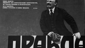 Włodzimierz Lenin na propagandowym plakacie nawiązującym do Rewolucji Październikowej